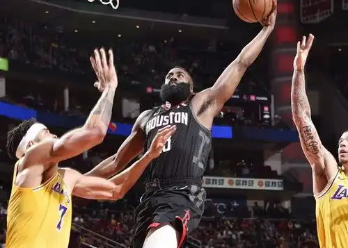 詹姆斯哈登狂砍79分15板15助詹皇不防守引争议德帅回应