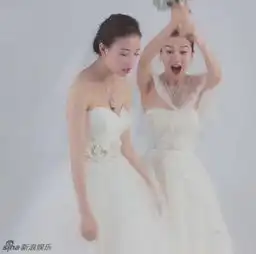 angelababy倪妮身穿婚纱抢捧花表情夸张出彩