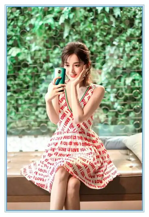 看了娜扎的深v裙,再看看邓紫棋,终于知道清纯和妩媚的差距了