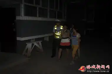 交警大队夜间零点行动查救助突发病群众