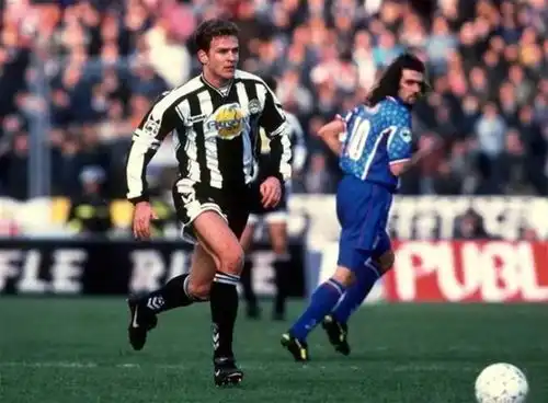 27岁踢意乙还降级,30岁赴米兰成大腿,富二代败也性格成也性格