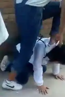 云南玉溪一中学女生被两女生揪发扇耳光