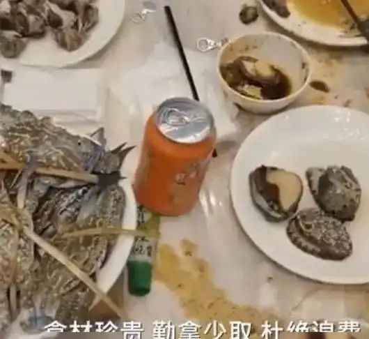 吃顿海鲜自助被扣100元押金商家发出这段视频,网友扣少了