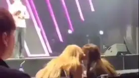 一个网友问如果五花肉是真的,请眨眼o彩英霸道眨眼睛wink宣布lisa,五花肉是真的o肉肉真的太勇了3