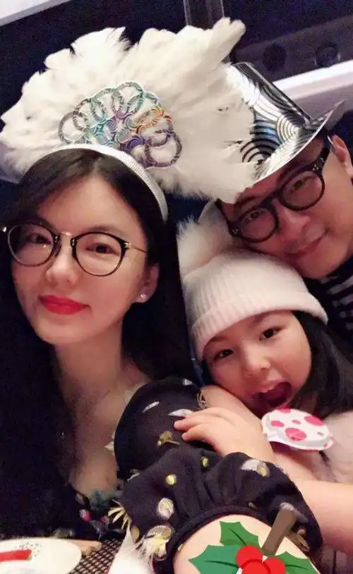 王鸥一家三口合照