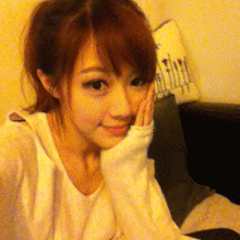 搞笑gif图姑娘电到我了,你可得为我负责