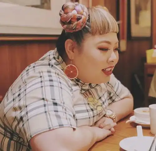 表情包女孩脸很胖脸红