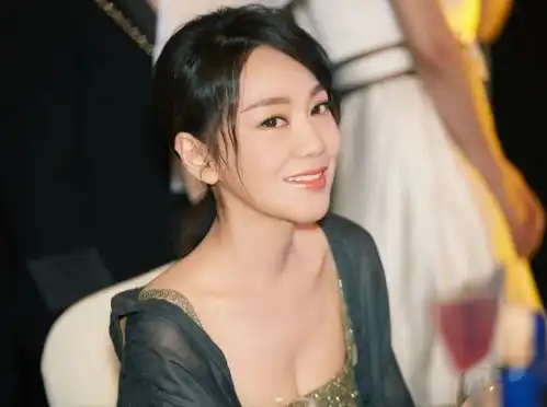 李小冉的胸,闫妮的腿,殷桃的腰,这6位中年女星性感起来迷死人