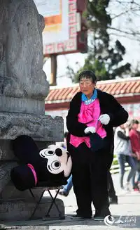 城市表情为了生计的米老鼠