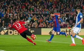 梅西双响无心欢庆巴萨门神表情无奈