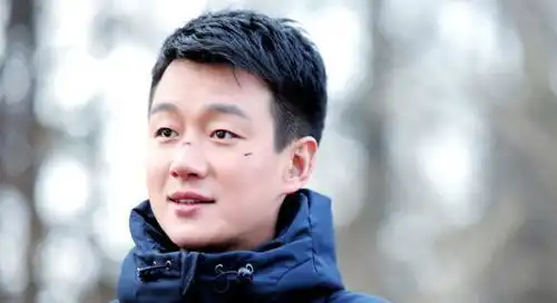 中国合伙人5年后3兄弟齐聚,合照却多一个人,佟大为发型抢镜