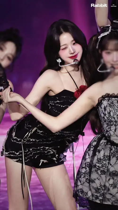 张元英穿抹胸热舞氛围火辣表情妩媚身材比例绝佳