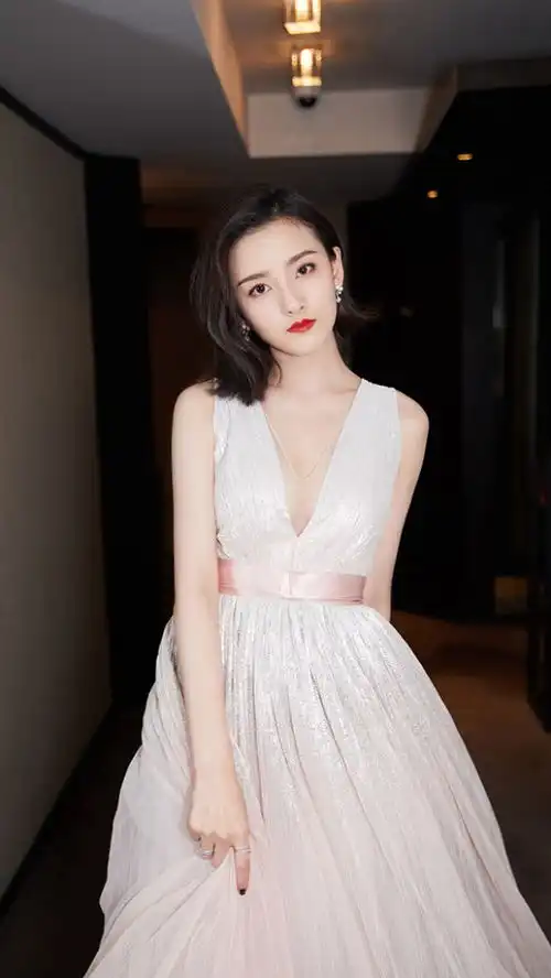 98年宋祖儿,性感水润优雅成熟,简直人间水蜜桃