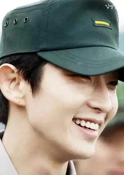 李准基近照瘦了好多,但侧脸简直神颜,鼻子从这角度看杀伤力太大