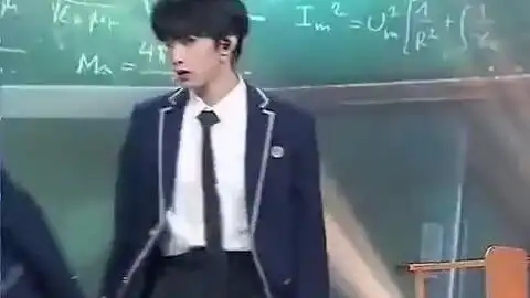 严浩翔我不换裤子啦麦克风漏音风波严浩翔的小尴尬,大社会的隐私课
