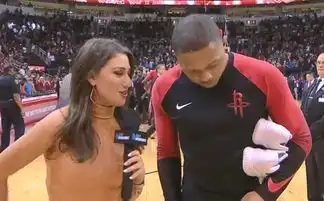 有趣美女记者采访戈登,哈登路过时调皮地看一下,眼神啥意思