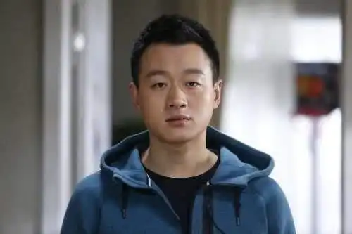 他成名后娶自己老师,结婚11年零绯闻,39岁一家5口幸福美满