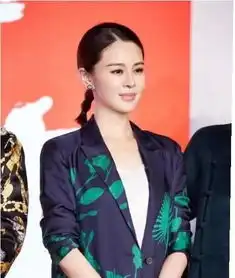 佟大为老婆关悦40岁还是那么美,一身暗红色西装成熟干练