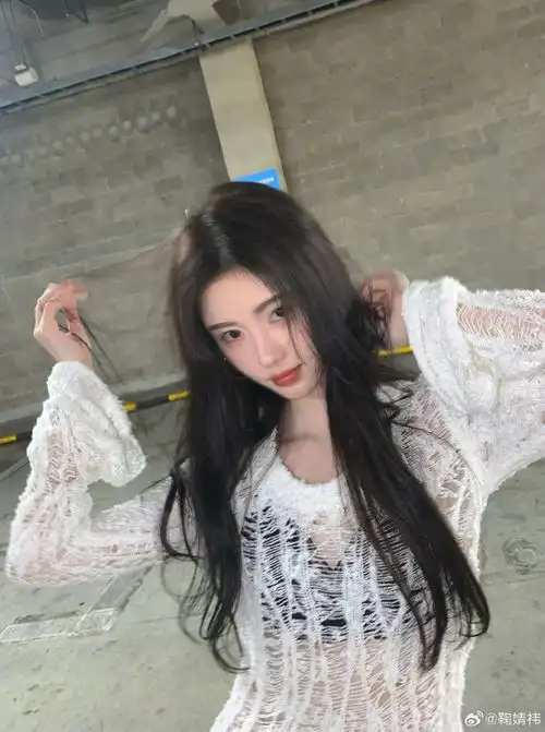 鞠婧祎镂空上衣秀窈窕身材,性感撩人有魅力,表情妩媚超迷人