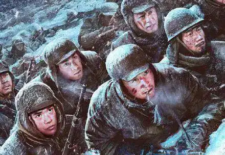 女孩看完长津湖回家尝冻土豆特别想哭,觉得很心酸,根本咬不动