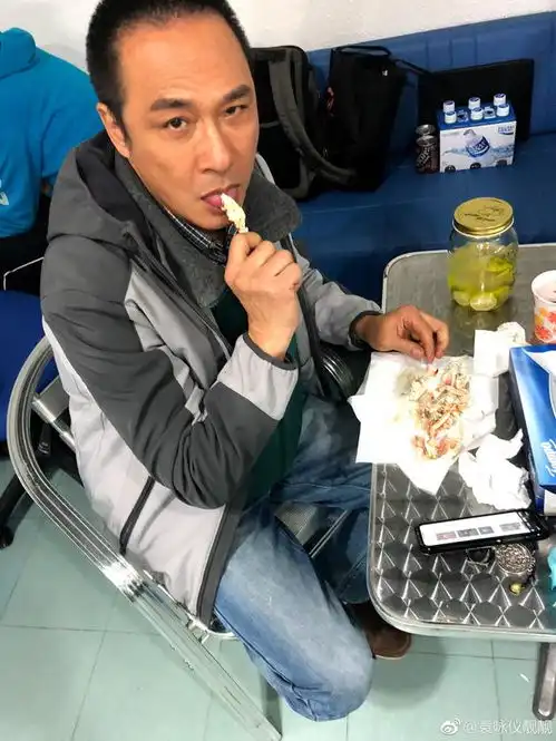 袁咏仪开心晒拍戏片场照吴镇宇的表情亮了