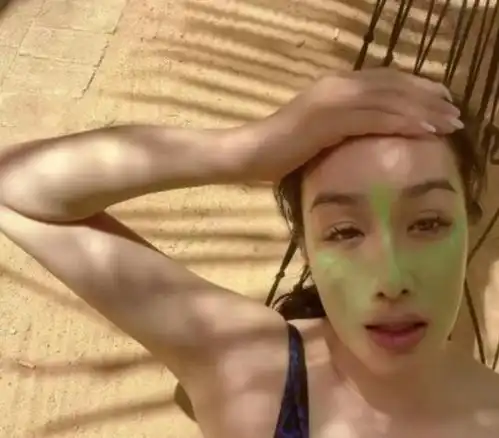 钟丽缇好大胆穿性感紧身豹纹泳衣晒自拍,大秀丰满身材表情妩媚