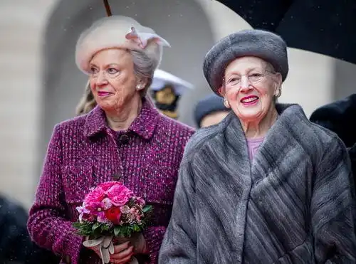 丹麦女王又成表情包83岁老太太下雪天光腿穿皮草,新国王超激动