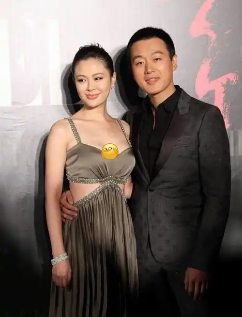 身材好的学学佟大为妻子,穿长裙秀出迷人身材,和老公站一起真甜