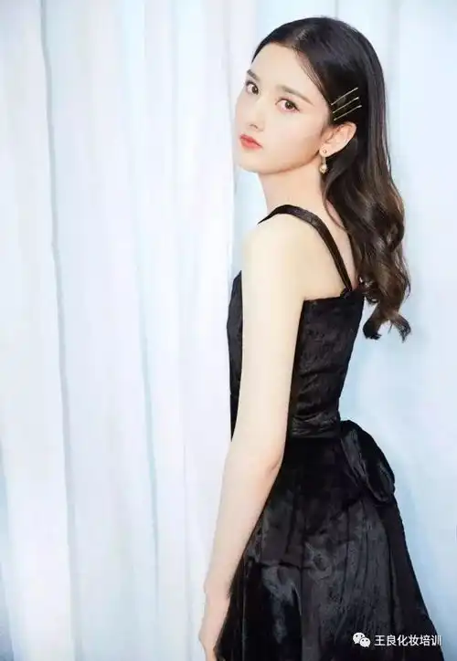 看到蔡依林戚薇王菊吴宣仪后,发现明年流行猫眼妆