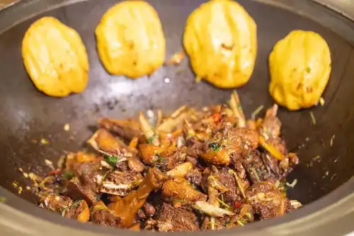 围农夜话丨铁锅炖出东北豪情