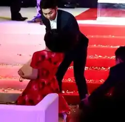 范冰冰走红毯摔倒,谁注意了李晨当时的表情网友分手不是突然