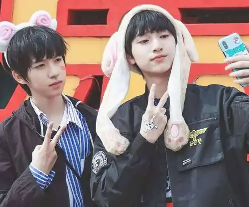 严浩翔演出与女伴舞肢体接触,表情令粉丝吃醋以后自己打榜