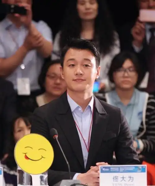 别人都在苦恼中年危机,佟大为住着上亿的四合院,赶场陪娇妻过节