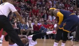 詹姆斯被肘击演技太浮夸看这5大画面谁还敢说他只会装