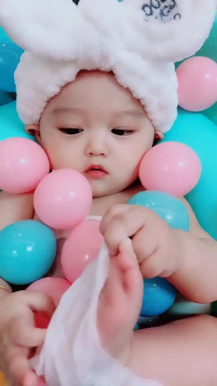 宝宝玩着玩着竟然上嘴了,萌萌的表情,真是太可爱了