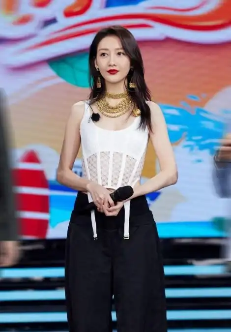 王鸥穿蕾丝背心上节目,露出两根带子像泳衣,对自己身材充满自信