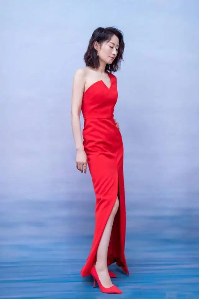 灵魂歌姬刘敏涛掀翻江苏晚会,比表情管理更吸睛的是她身上的裙子