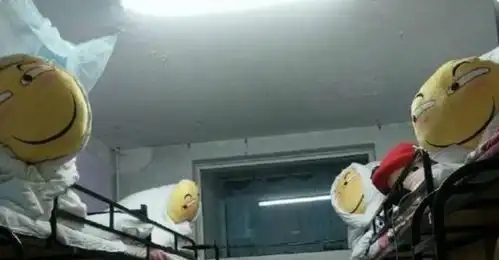 大学宿管老师查寝,好像在开盲盒,真是猜不到学生在宿舍干些啥