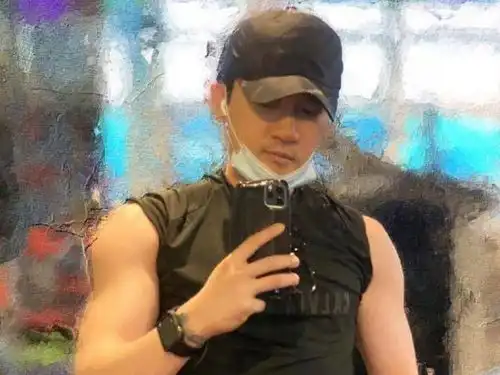 这些同是四十多岁的男明星,外表差距太大,就像是父子