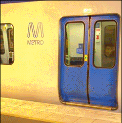 搞笑gif大叔,有人偷你家的果子了,你也不管一下