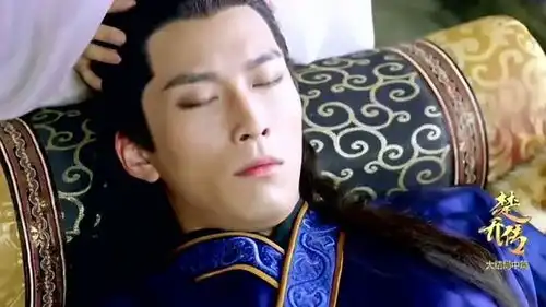 淳儿乔装成医者来刺杀燕洵,不料燕洵看清面容后,表情突然变得奇怪