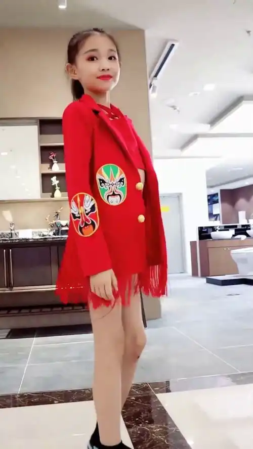 现在小孩都这么牛了吗,穿上这一身衣服,比起超模来毫不逊色