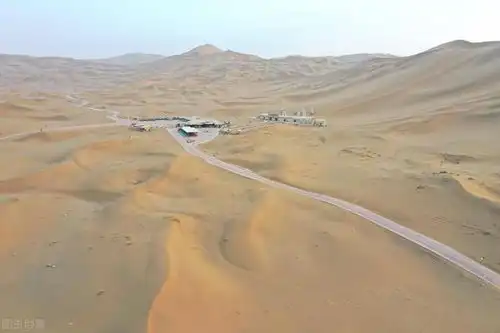 吐鲁番地表温度达70,7月游客络绎不绝为何