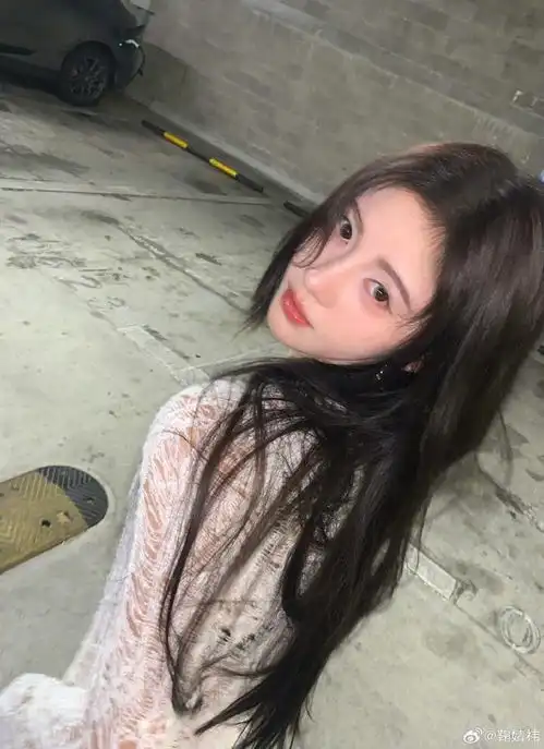 鞠婧祎镂空上衣秀窈窕身材,性感撩人有魅力,表情妩媚超迷人