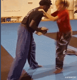 自从拔河比赛旁边站着这位老太太,就没输过1次,哈哈哈