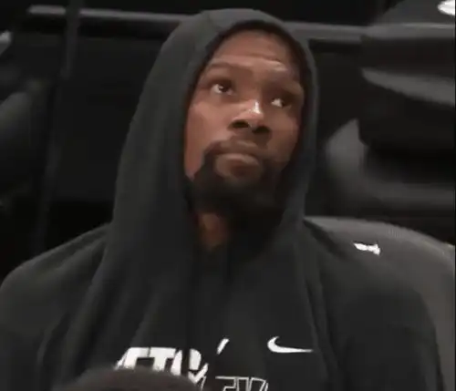 球迷高喊雄鹿晋级kd表情苦涩哈登翻白眼,苏群解说讽刺字母哥