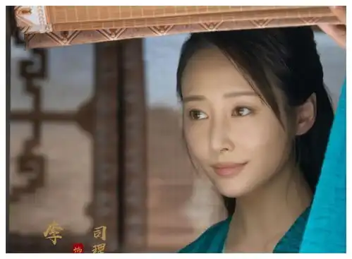 都说李纯和王鸥长得像,当两人换上旗袍装扮,差别一目了然