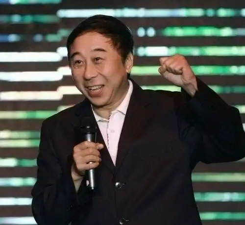 61岁的冯巩妻子曝光,难怪都不认识,真实身份意外