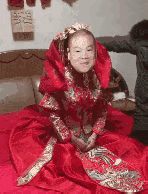 姑娘你穿成这样坐公交车,旁边的人都不敢靠近你了,哈哈哈哈