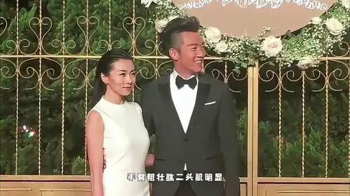 郑恺晒优越身材,手臂肌肉壮如石头,身后书柜摆满一家三口合照